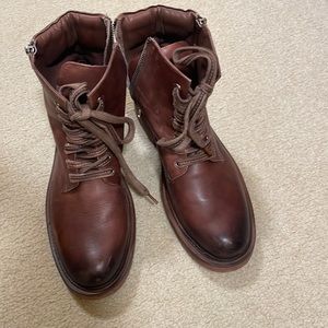 Very lightly used vintage foundry company men’s real leather boots size 9
